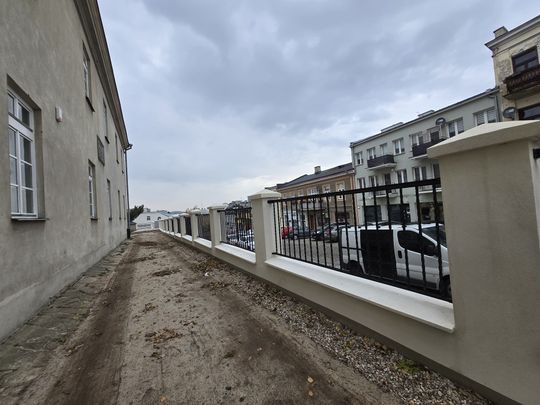 Stare, ale jak nowe! Ogrodzenie przy parafii Rozesłania Świętych Apostołów w Chełmie odnowione! [ZDJĘCIA]