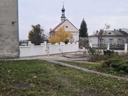 Stare, ale jak nowe! Ogrodzenie przy parafii Rozesłania Świętych Apostołów w Chełmie odnowione! [ZDJĘCIA]