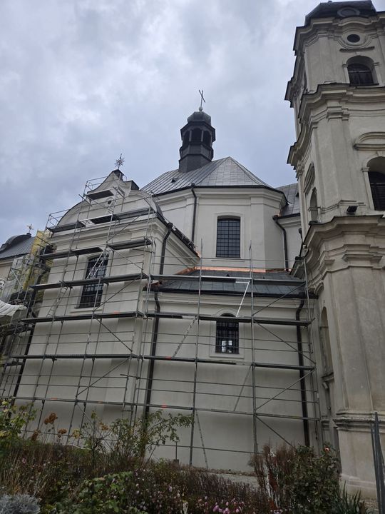 Stare, ale jak nowe! Ogrodzenie przy parafii Rozesłania Świętych Apostołów w Chełmie odnowione! [ZDJĘCIA]