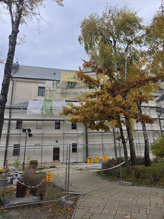 Stare, ale jak nowe! Ogrodzenie przy parafii Rozesłania Świętych Apostołów w Chełmie odnowione! [ZDJĘCIA]