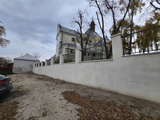 Stare, ale jak nowe! Ogrodzenie przy parafii Rozesłania Świętych Apostołów w Chełmie odnowione! [ZDJĘCIA]