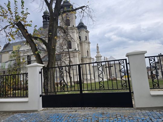 Stare, ale jak nowe! Ogrodzenie przy parafii Rozesłania Świętych Apostołów w Chełmie odnowione! [ZDJĘCIA]
