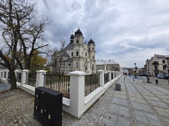 Stare, ale jak nowe! Ogrodzenie przy parafii Rozesłania Świętych Apostołów w Chełmie odnowione! [ZDJĘCIA]