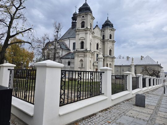 Stare, ale jak nowe! Ogrodzenie przy parafii Rozesłania Świętych Apostołów w Chełmie odnowione! [ZDJĘCIA]