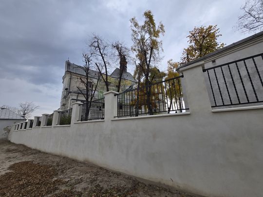 Stare, ale jak nowe! Ogrodzenie przy parafii Rozesłania Świętych Apostołów w Chełmie odnowione! [ZDJĘCIA]