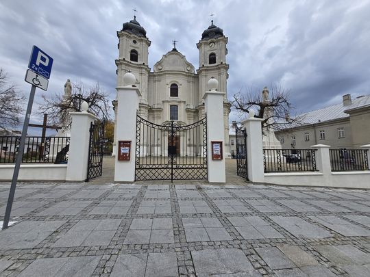 Stare, ale jak nowe! Ogrodzenie przy parafii Rozesłania Świętych Apostołów w Chełmie odnowione! [ZDJĘCIA]