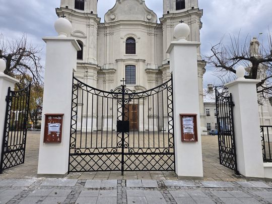 Stare, ale jak nowe! Ogrodzenie przy parafii Rozesłania Świętych Apostołów w Chełmie odnowione! [ZDJĘCIA]