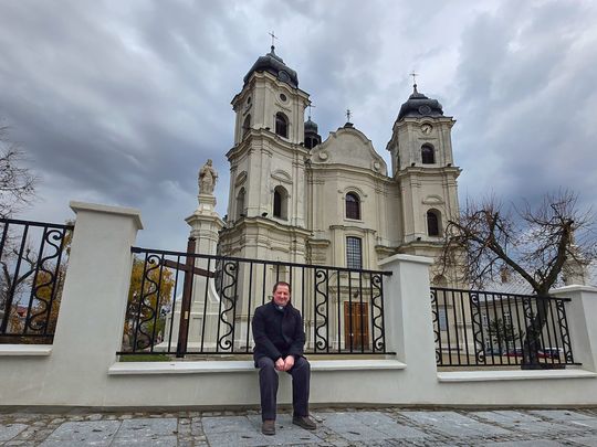 Stare, ale jak nowe! Ogrodzenie przy parafii Rozesłania Świętych Apostołów w Chełmie odnowione! [ZDJĘCIA]
