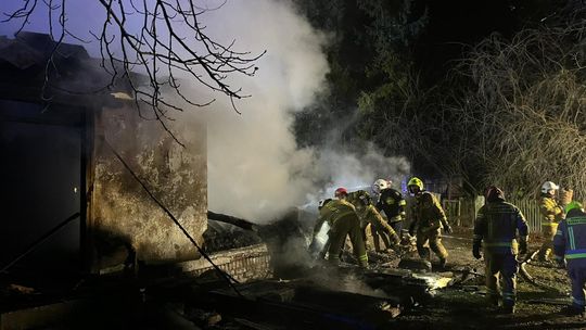 Prawdziwa tragedia. Zapaliła się sadza, a potem spłonął cały dom. Na szczęście gospodarz zdążył uciec [ZDJĘCIA]