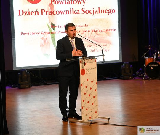 Pow. krasnostawski. Powiatowe obchody Dnia Pracownika Socjalnego [GALERIA ZDJĘĆ] 