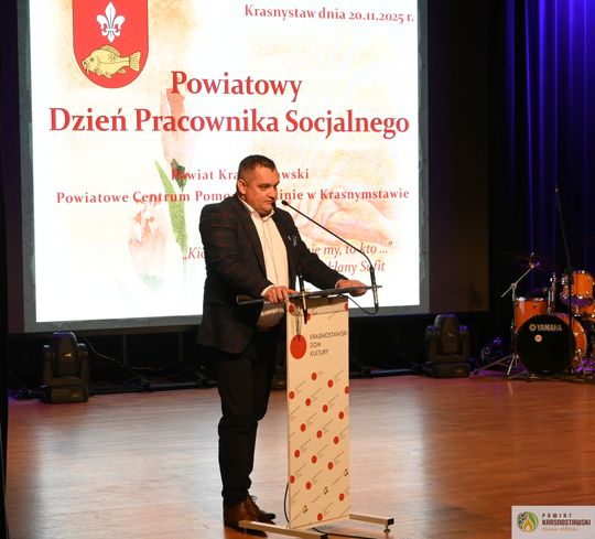 Pow. krasnostawski. Powiatowe obchody Dnia Pracownika Socjalnego [GALERIA ZDJĘĆ] 