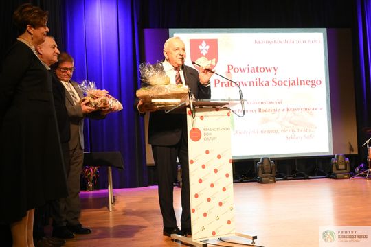 Pow. krasnostawski. Powiatowe obchody Dnia Pracownika Socjalnego [GALERIA ZDJĘĆ] 