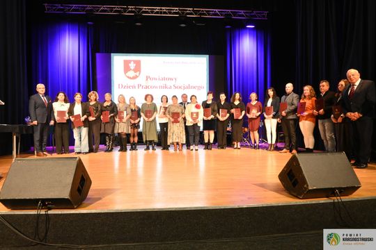 Pow. krasnostawski. Powiatowe obchody Dnia Pracownika Socjalnego [GALERIA ZDJĘĆ] 