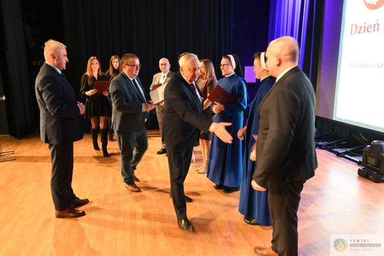 Pow. krasnostawski. Powiatowe obchody Dnia Pracownika Socjalnego [GALERIA ZDJĘĆ] 