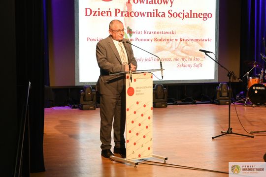 Pow. krasnostawski. Powiatowe obchody Dnia Pracownika Socjalnego [GALERIA ZDJĘĆ] 