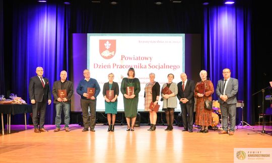 Pow. krasnostawski. Powiatowe obchody Dnia Pracownika Socjalnego [GALERIA ZDJĘĆ] 