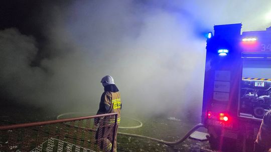 Budynek stanął w ogniu. W zgliszczach odnaleziono spalone auto [ZDJĘCIA]