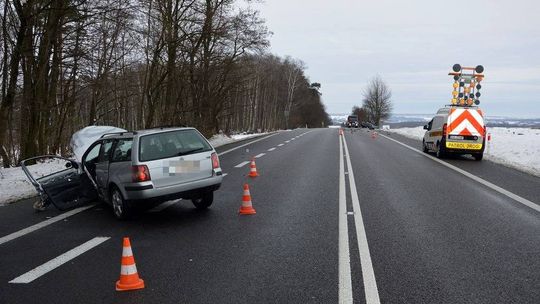 Czołowe zderzenie dwóch osobówek. Kierowcy zabrani do szpitala [ZDJĘCIA]