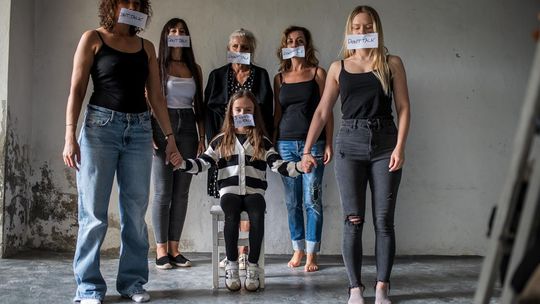 Wystawa w Chełmie zmusza do refleksji nad problemem przemocy wobec kobiet [GALERIA ZDJĘĆ]