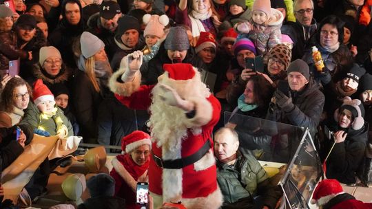 Chełm hucznie przywitał Mikołaja! Tłumy na pl. Łuczkowskiego [GALERIA ZDJĘĆ]