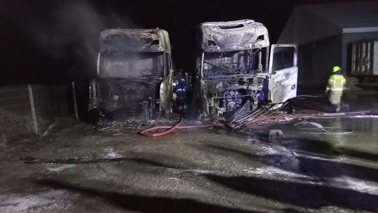 Pożar samochodów ciężarowych i kombajnu zbożowego [ZDJĘCIA]