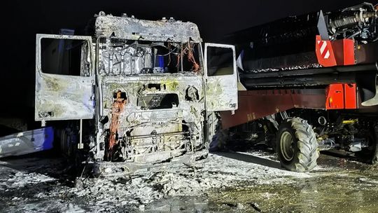Pożar samochodów ciężarowych i kombajnu zbożowego [ZDJĘCIA]