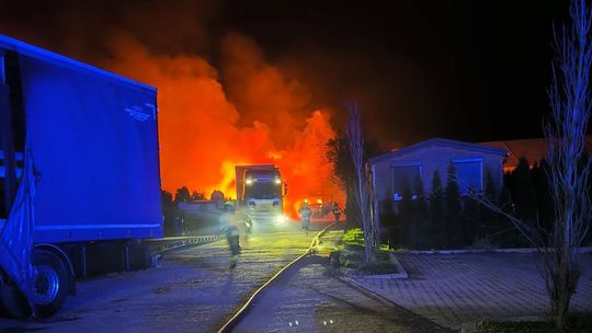 Pożar samochodów ciężarowych i kombajnu zbożowego [ZDJĘCIA]
