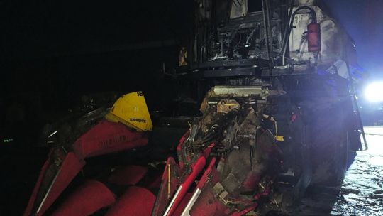 Pożar samochodów ciężarowych i kombajnu zbożowego [ZDJĘCIA]