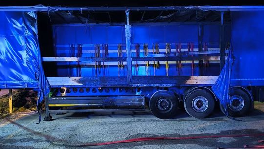 Pożar samochodów ciężarowych i kombajnu zbożowego [ZDJĘCIA]