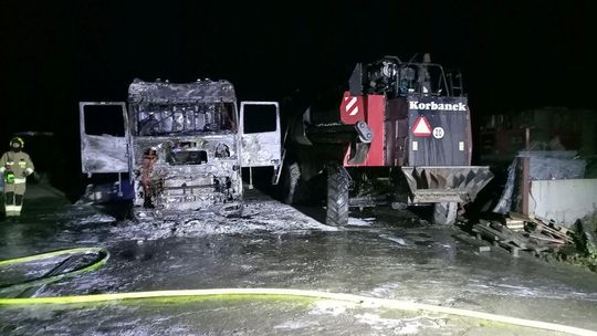Pożar samochodów ciężarowych i kombajnu zbożowego [ZDJĘCIA]
