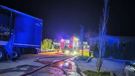 Pożar samochodów ciężarowych i kombajnu zbożowego [ZDJĘCIA]