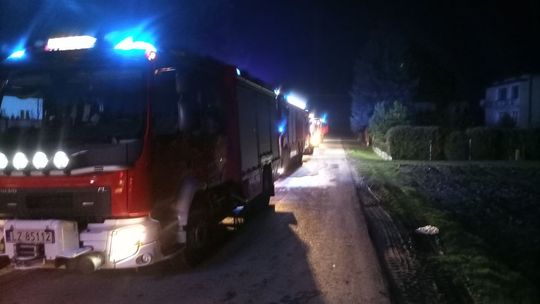 Pożar samochodów ciężarowych i kombajnu zbożowego [ZDJĘCIA]