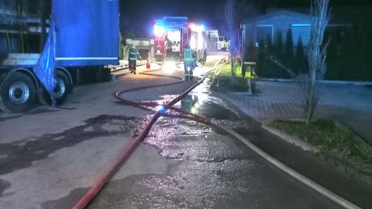 Pożar samochodów ciężarowych i kombajnu zbożowego [ZDJĘCIA]