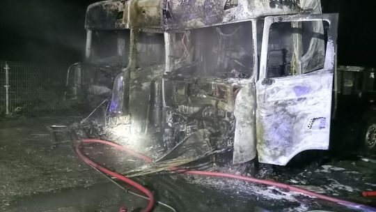 Pożar samochodów ciężarowych i kombajnu zbożowego [ZDJĘCIA]