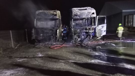 Pożar samochodów ciężarowych i kombajnu zbożowego [ZDJĘCIA]