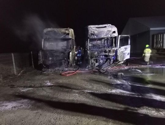 Pożar samochodów ciężarowych i kombajnu zbożowego [ZDJĘCIA]