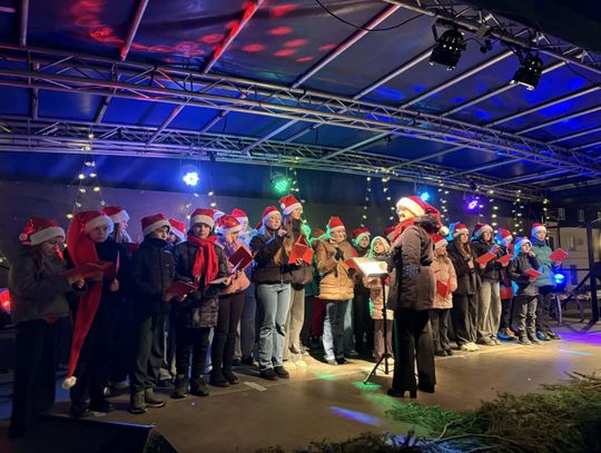 Mikołajki w Rynku w Krasnymstawie. Lodowisko oficjalnie otwarte! [GALERIA ZDJĘĆ]