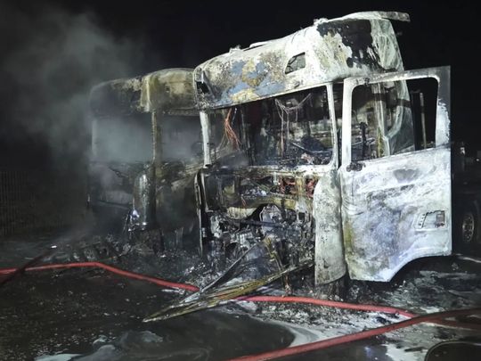 Pożar samochodów ciężarowych i kombajnu zbożowego [ZDJĘCIA]