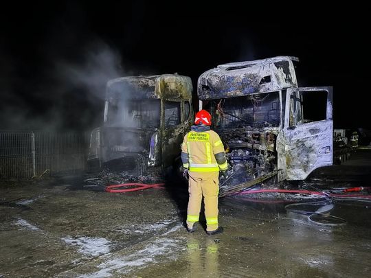 Pożar samochodów ciężarowych i kombajnu zbożowego [ZDJĘCIA]