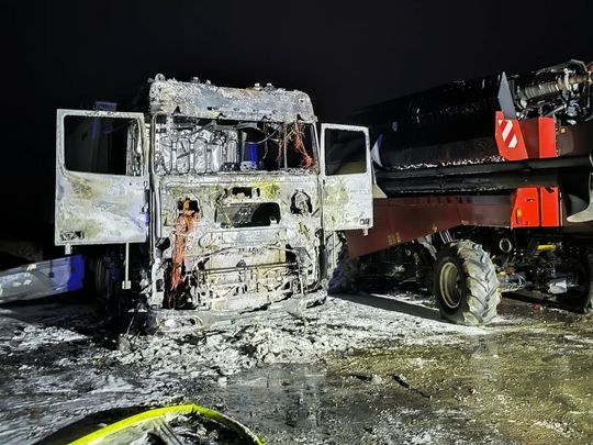 Pożar samochodów ciężarowych i kombajnu zbożowego [ZDJĘCIA]