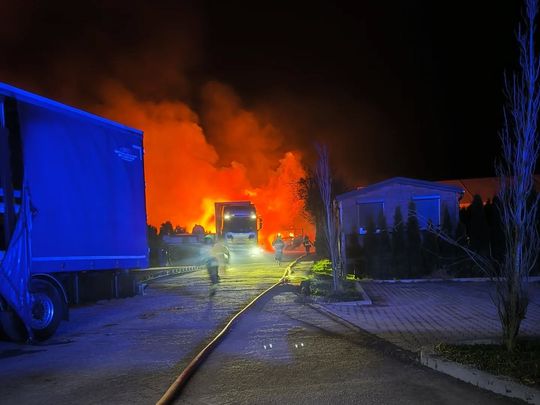 Pożar samochodów ciężarowych i kombajnu zbożowego [ZDJĘCIA]
