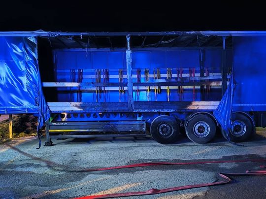 Pożar samochodów ciężarowych i kombajnu zbożowego [ZDJĘCIA]