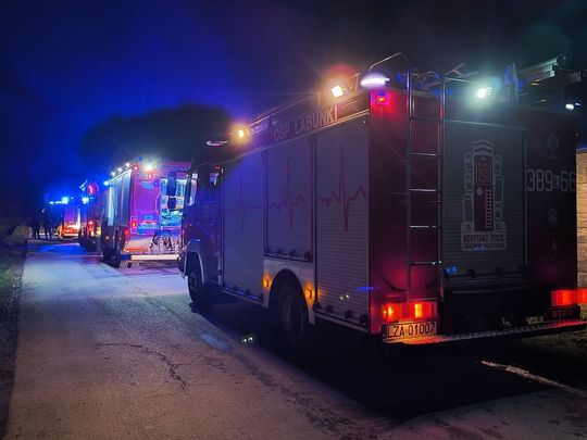 Pożar samochodów ciężarowych i kombajnu zbożowego [ZDJĘCIA]