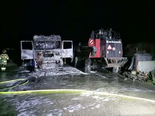 Pożar samochodów ciężarowych i kombajnu zbożowego [ZDJĘCIA]
