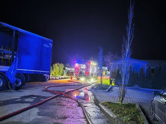 Pożar samochodów ciężarowych i kombajnu zbożowego [ZDJĘCIA]