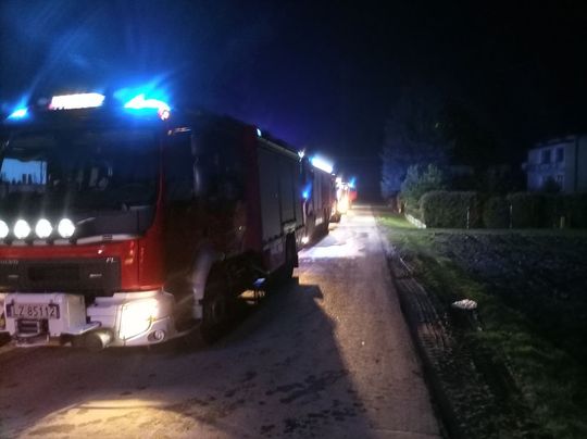 Pożar samochodów ciężarowych i kombajnu zbożowego [ZDJĘCIA]