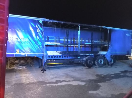 Pożar samochodów ciężarowych i kombajnu zbożowego [ZDJĘCIA]