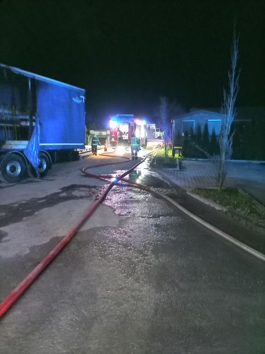 Pożar samochodów ciężarowych i kombajnu zbożowego [ZDJĘCIA]