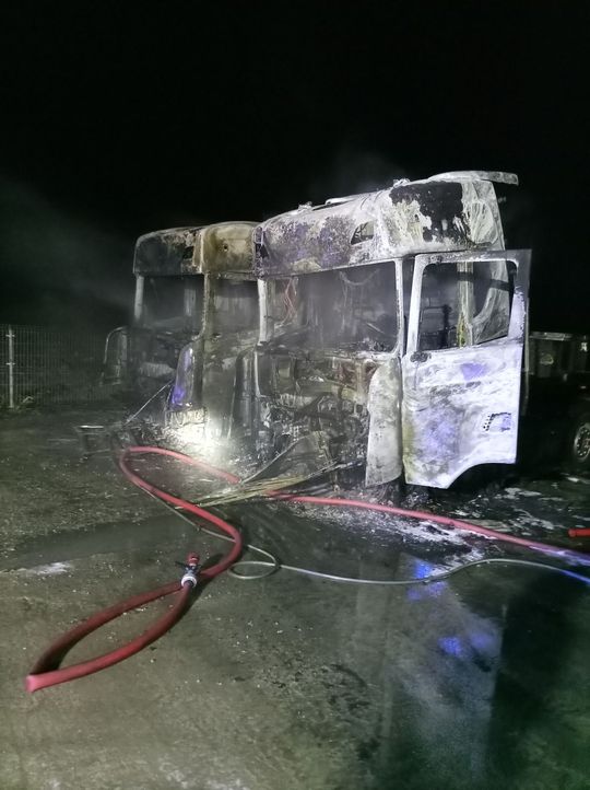 Pożar samochodów ciężarowych i kombajnu zbożowego [ZDJĘCIA]