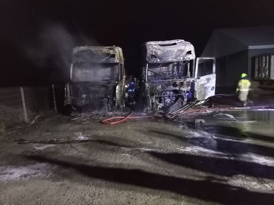 Pożar samochodów ciężarowych i kombajnu zbożowego [ZDJĘCIA]